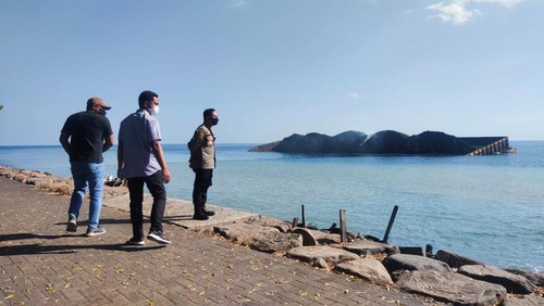 Kapal bermuatan batu bara kandas akibat diterjang ombak sejak 30 Juli 2022 lalu di lau Celukan Bawang, Buleleng.