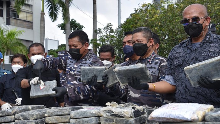 Kapal Patroli TNI AL, KAL Sanghiang unsur kapal patroli Lanal Banten jajaran Koarmada I melaksanakan patroli dan menemukan kokain seberat 197 kg atau senilai Rp 1,25 triliun (dok Koarmada I)