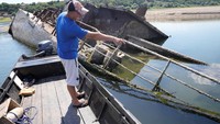Seorang nelayan Ivica Skodric (37) melihat bangkao kapal perang Jerman yang muncul saat sungai mengering pada 18 Agustus lalu.