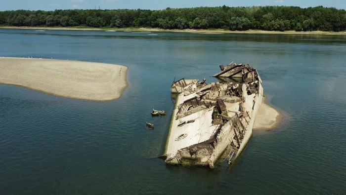 Kapal Perang Jerman Muncul di Sungai Danube Serbia yang Mengering Wreckage of a World War Two German warship is seen in the Danube in Prahovo, Serbia August 18, 2022. REUTERS/Fedja Grulovic