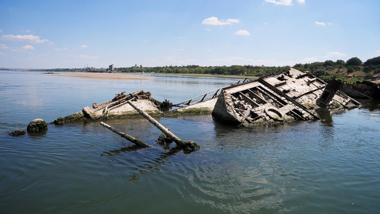 Kapal Perang Jerman Muncul di Sungai Danube Serbia yang Mengering Wreckage of a World War Two German warship is seen in the Danube in Prahovo, Serbia August 18, 2022. REUTERS/Fedja Grulovic