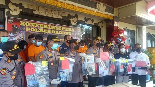 Kapolres Badung AKBP Leo Dedy Defretes dalam acara konferensi pers pengungkapan kasus perjudian online toto gelap (togel) pada Selasa (23/8/2022) di Polres Badung, Jalan Kebo Iwa No.1 Mengwi, Bali