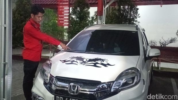 Kasi Humas Polres Gowa AKP Hasan Fadhlyh menunjukan letak korban di atas kap mobil saat terseret.