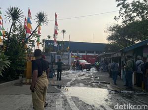 Kebakaran Pabrik Bahan Kimia di Cilincing Padam
