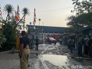 Kebakaran Pabrik Bahan Kimia di Cilincing Padam