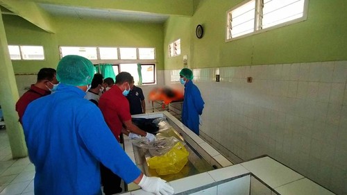 Keluarga korban di RSU Negara, Jembrana, Bali, untuk memastikan identitas mayat wanita ditemukan di Melaya, Selasa (23/8/2022).