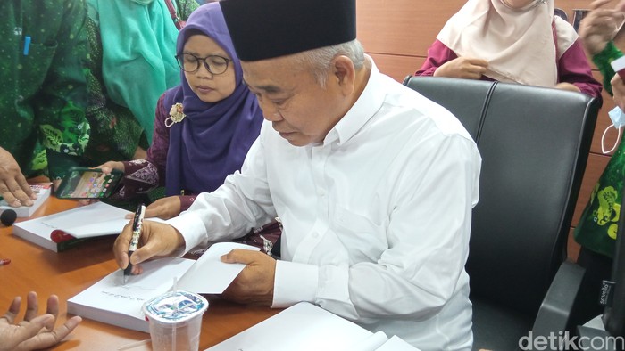 KH. Asep Saifuddin Chalim adalah seorang pendiri pesantren tersohor di Indonesia