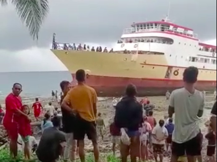 KM Glory Mary kandas di perairan Moronge Pulau Salibabu, Kepulauan Talaud, Sulawesi Utara (dok TNI AL)