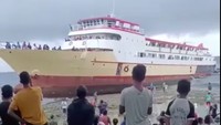 Penumpang sedang dievakuasi dengan menurunkan Tim SFQR Searider 250, serta tim Kesehatan untuk evakuasi penumpang dibantu oleh TNI/Polri dan masyarakat setempat setempat. Sedangkan evakuasi melalui buritan oleh ABK kapal dengan menggunakan Speed Boat. (dok TNI AL)