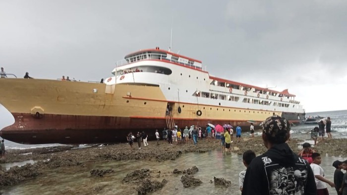 KM Glory Mary kandas di perairan Moronge Pulau Salibabu, Kepulauan Talaud, Sulawesi Utara