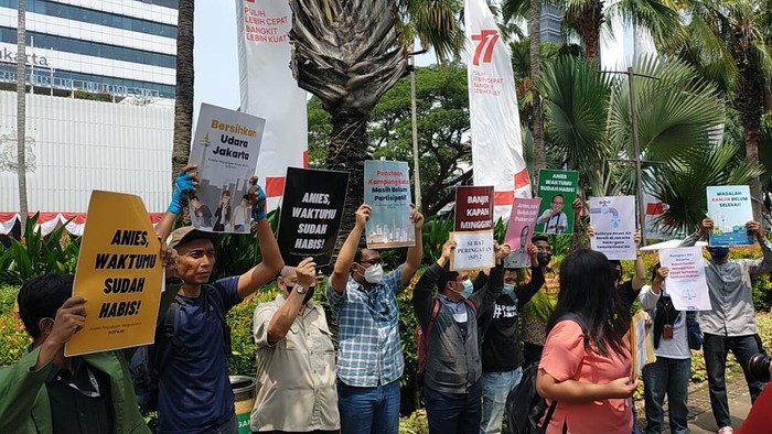 Koalisi Perjuangan Warga Jakarta (KOPAJA) berdemo di Balai Kota Jakarta, Selasa (23/8/2022).