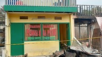 Sebagaimana diketahui, kebakaran itu terjadi pada Minggu (21/8) pukul 10.48 WIB. Lokasi kebakaran berada di dekat Senayan City. Sebanyak 21 unit atau 92 personel damkar dikerahkan untuk memadamkan api.Sebuah video soal warteg tak terbakar, padahal bangunan lain terbakar, viral di media sosial. Bangunan warteg, khususnya bagian depan, masih utuh. Sementara bangunan di samping kiri dan kanan sudah berupa puing-puing.Dalam video yang beredar tersebut, seseorang merekam kondisi pascakebakaran pada Minggu (21/8/2022). Narasi dalam video menyebut warteg itu adalah warteg Barokah karena sering memberikan makanan gratis setiap Jumat. (Foto: Adrial Akbar/detikcom)