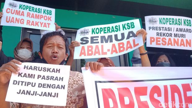 Puluhan nasabah KSP SB Klaten mendatangi kantor cabang di jalan Veteran.