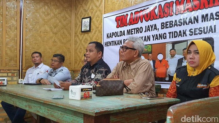 Kuasa hukum dan kerabat Masril di Pekanbaru.