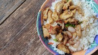 Ulat sagu merupakan makanan populer yang berasal dari Papua. Ulat sagu yang mengandung banyak protein ini kerap dijadikan sate maupun tumis.  Foto: iStock/Instagram