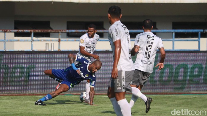 Laga Persib Bandung vs Bali United di Stadion Gelora Bandung Lautan Api (GBLA), Selasa (23/8/2022).