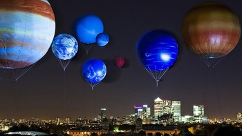 Masih dari Inggris, ada pertunjukan balon udara yang menggambarkan planet-planet secara tiga dimensi di langit London, pada 20 Oktober 2010.