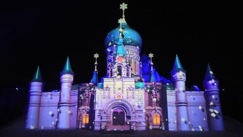 Sebuah istana megah tampil dengan teknologi tiga dimensi dalam pertunjukan di Harbin, China, pada 4 Januari 2018.