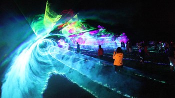 Lanjut, ada pertunjukan laser 3D di Zhangjiakou, China. Tata cahaya ini terlihat sangat hidup hingga membuat pengunjung bertepuk tangan. Foto ini diambil pada 22 Agutus 2020 lalu.