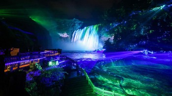 Berikutnya, ada lanskap Air Terjun Huangguoshu yang terlihat sangat berbeda dengan perpaduan teknologi proyeksi cahaya tiga dimensi yang keren abis. Suasana ini dijepret pada 18 Agustus 2021 lalu.