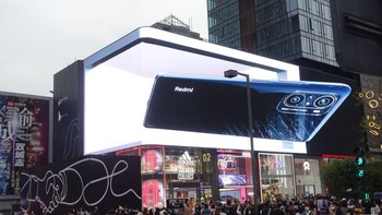 Dari wilayah Chengdu, China, sebuah layar menampilkan sosok smartphone 3D pada 26 Februari 2021.