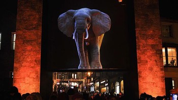 Dari daratan Inggris, tepatnya di Durham ada proyeksi teknologi 3D yang menampilkan seekor gajah. Para pengunjung langsung terpukau lewat lanskap ini. Foto diambil pada 14 November 2013 lalu.