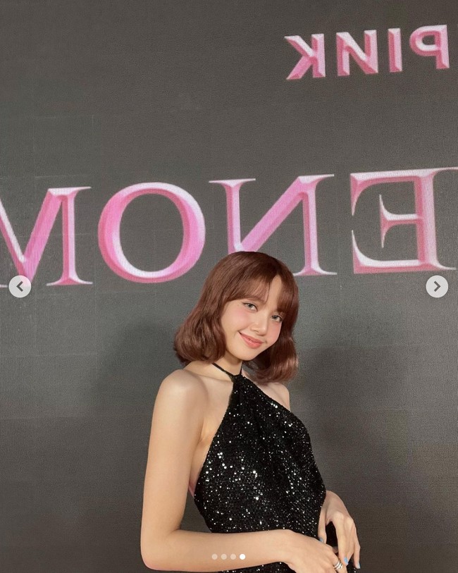 Personel tertinggi BLACKPINK semakin feminin dengan model rambut barunya saat menghadiri press conference Pink Venom. Foto: dok. Instagram @lalalalisa_m