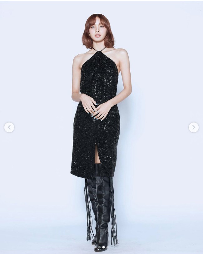 Hari ini, Selasa (23/8/2022), Lisa BLACKPINK mengunggah foto-fotonya memakai Halter Neck Dress berbahan sequin dari koleksi Celine yang dipadukan dengan sepasang boots yang menutupi lututnya. Foto: dok. Instagram @lalalalisa_m
