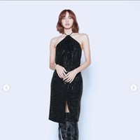 Hari ini, Selasa (23/8/2022), Lisa BLACKPINK mengunggah foto-fotonya memakai Halter Neck Dress berbahan sequin dari koleksi Celine yang dipadukan dengan sepasang boots yang menutupi lututnya. Foto: dok. Instagram @lalalalisa_m