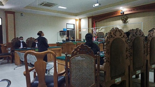 Mantan Bupati Tabanan, Ni Putu Eka Wiryastuti, saat mendengar pembacaan amar putusan oleh majelis hakim Pengadilan Tipikor Denpasar dalam perkara suap pengurusan DID tahun anggaran 2018, Selasa (23/8/2022).