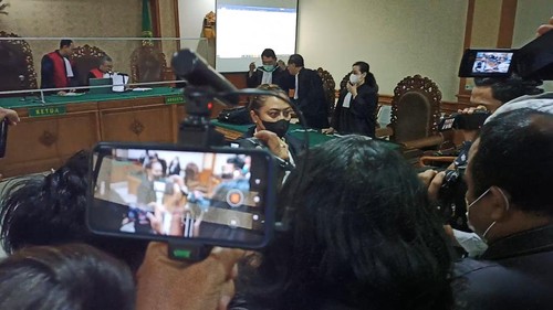 Mantan Bupati Tabanan, Ni Putu Eka Wiryastuti usai menjalani sidang pembacaan putusan perkara suap pengurusan DID 2018, Selasa (23/8/2022).