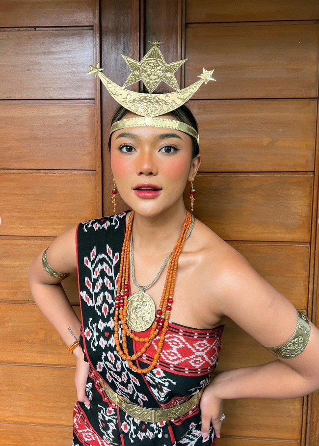 Melalui keterangan unggahan, Marion Jola mengatakan jika baju adat Rote yang dikenakannya itu merupakan kiriman dari oma atau neneknya. Baju adat tersebut terbuat dari kain tenun Rote yang didominasi warna merah, hitam, dan putih. Foto: Instagram/@lalamarionmj