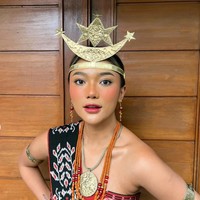 Melalui keterangan unggahan, Marion Jola mengatakan jika baju adat Rote yang dikenakannya itu merupakan kiriman dari oma atau neneknya. Baju adat tersebut terbuat dari kain tenun Rote yang didominasi warna merah, hitam, dan putih. Foto: Instagram/@lalamarionmj