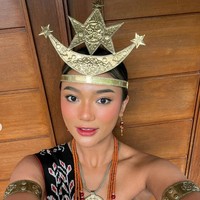 Pakaian adat yang dikenakan oleh Marion itu lengkap dengan beragam aksesorinya, seperti hiasan kepala dan lengan, gelang, anting, serta kalung. Dengan pulasan makeup natural, penampilan Marion Jola pun jadi makin menawan. Foto: Instagram/@lalamarionmj