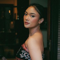 Penampilan Marion Jola saat mengenakan kain tenun Rote langsung dibanjiri beragam komentar pujian dari netizen. “Aduh indah skali,” komentar salah seorang netizen. “Waaah dek bagus skali kainnya,” komentar netizen lain. Foto: Instagram/@lalamarionmj