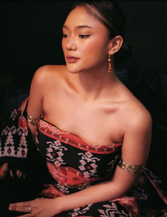 Dalam beberapa foto unggahan lainnya Marion Jola tampil lebih sederhana tanpa kalung dan hiasan kepala. Walaupun demikian penampilannya tetap terlihat anggun dan menarik. Foto: Instagram/@lalamarionmj