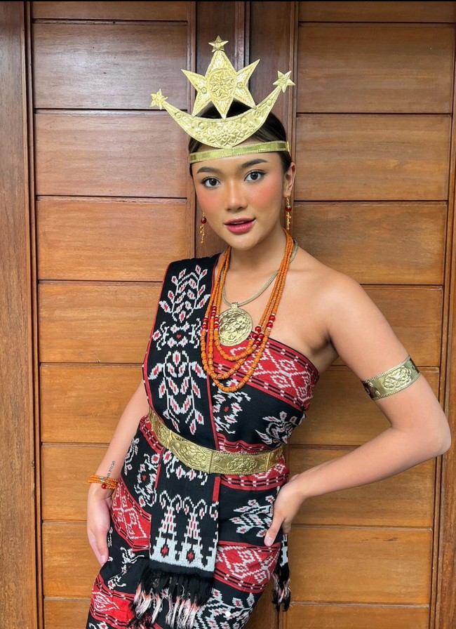 Beberapa waktu lalu dalam rangka memperingati hari Kemerdekaan RI yang jatuh pada 17 Agustus, Marion Jola tampak merayakannya dengan mengenakan baju adat Rote. Foto-foto penampilannya itu diunggah Marion Jola ke Instagram dan berhasil mencuri atensi. Foto: Instagram/@lalamarionmj