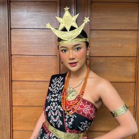 Beberapa waktu lalu dalam rangka memperingati hari Kemerdekaan RI yang jatuh pada 17 Agustus, Marion Jola tampak merayakannya dengan mengenakan baju adat Rote. Foto-foto penampilannya itu diunggah Marion Jola ke Instagram dan berhasil mencuri atensi. Foto: Instagram/@lalamarionmj