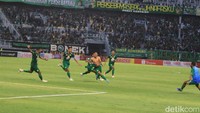 Marselino Ferdinan berlari sesaat setelah mencetak gol/Foto: Deny Prastyo Utomo/detikJatim