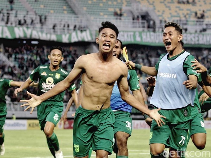 Persebaya menumbangkan PSIS Semarang dengan skor 1-0 di Stadion GBT, Selasa (23/8/2022). Gol semata wayang itu dikemas Marselino Ferdinan.