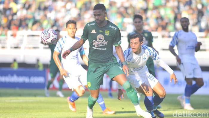 Persebaya menumbangkan PSIS Semarang dengan skor 1-0 di Stadion GBT, Selasa (23/8/2022). Gol semata wayang itu dikemas Marselino Ferdinan.