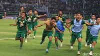 Marselino Ferdinan berlari bersama pemain Persebaya lainnya/Foto: Deny Prastyo Utomo/detikJatim