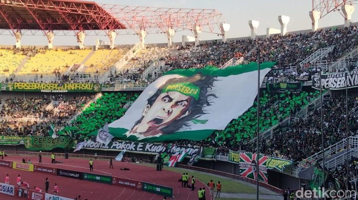 Persebaya menumbangkan PSIS Semarang dengan skor 1-0 di Stadion GBT, Selasa (23/8/2022). Gol semata wayang itu dikemas Marselino Ferdinan.