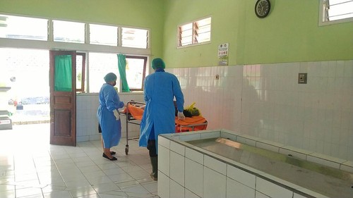 Mayat perempuan yang ditemukan di pinggir Jalan Denpasar - Gilimanuk, wilayah hutan Klatakan, Dusun Sumbersari, Desa Melaya, dibawa ke kamar mayat RSU Negara untuk identifikasi dan visum ulang, Selasa (23/8/2022)