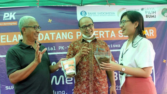 Pengelolaan sampah organik dengan metode budidaya Black Soldier Fly atau maggot dilakuan di RW 17 Kelurahan Sukamiskin, Bandung. Maggot ini bernilai gizi tinggi.