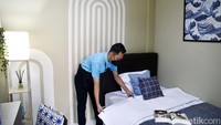 Petugas membereskan tempat tidur fasilitas kos-kosan program Gubernur Anies Baswedan di Rukita, Jl Kudus, Menteng, Jakarta Pusat, Selasa (23/8/2022). Terdapat sejumlah fasilitas seperti ruang tamu, AC, kamar mandi, wastafel. 