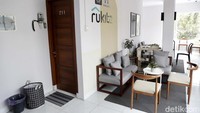 Terdapat sofa di ruang tamu TOD tersebut. TOD Rukita menyediakan banyak tipe kamar dengan fasilitas berbeda. Misalnya, kamar tipe A, dapat tempat tidur (120 x 200), kamar mandi shower, pemanas air, wastafel, jendela ke arah dalam, AC, meja, kursi, lemari pakaian, hingga disediakan sprei dengan sewa Rp 3.150.000 per bulan. Biaya itu belum termasuk tagihan listrik.