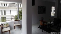 Halaman teras menghadap area Menteng yang mentereng. Untuk tipe king dengan tempat tidur (160 x 200), kamar mandi dalam, shower, pemanas air, wastafel, jendela ke arah luar, AC, meja, kursi, lemari pakaian, sprei. Dibanderol dengan harga Rp 4.050.000 per bulan.