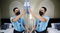Petugas membersihkan cermin di kamar kos-kosan TOD Rukita. Dengan hadirnya hunian ini diharapkan masyarakat yang tinggal bisa mendapatkan akses transportasi umum dengan mudah.