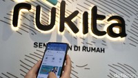 Kini kos-kosan bak hotel itu laris manis dan bisa dipesan dengan aplikasi di handphone.